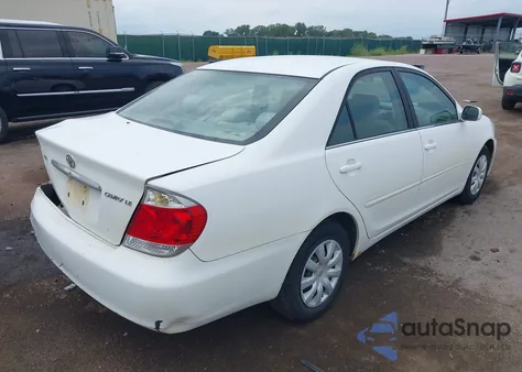 2005 Toyota Camry Le z USA, uszkodzony, nr VIN 4T1BE32K25U029733